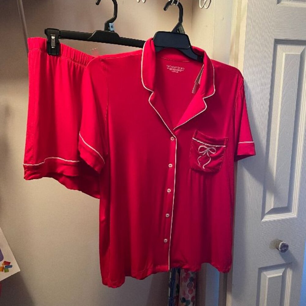 VS SOFT SHORT PAJAMA SET IN MODEL - NWT - LARGE - LIPSTICK RED